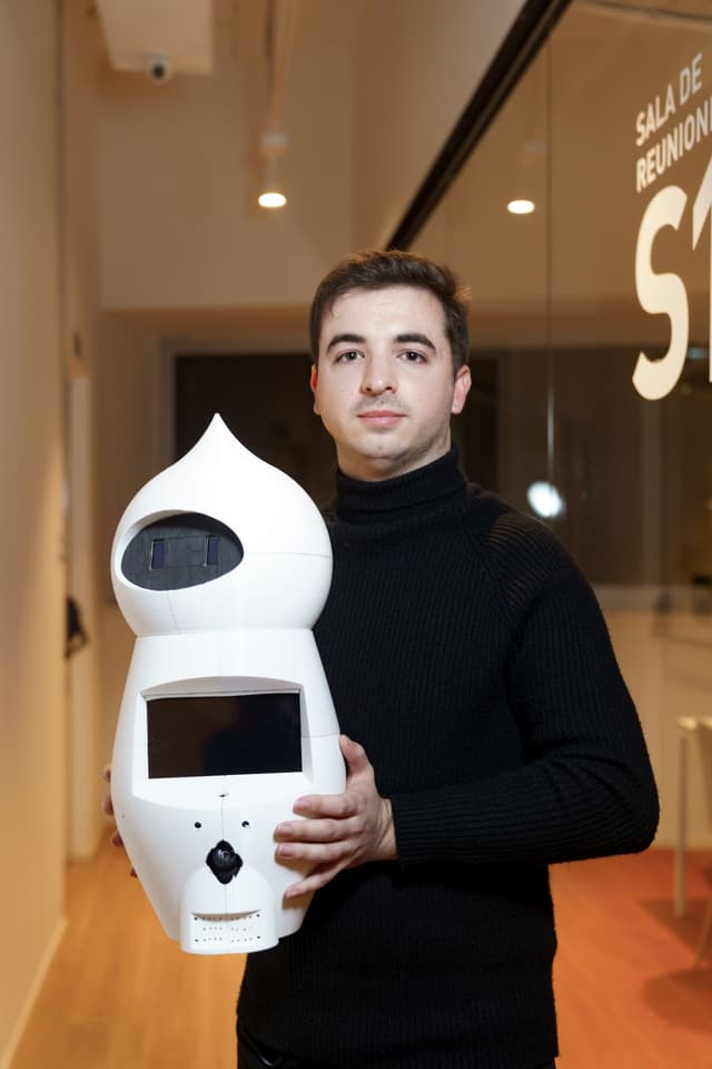 Adrián con Lopako, su robot terapéutico