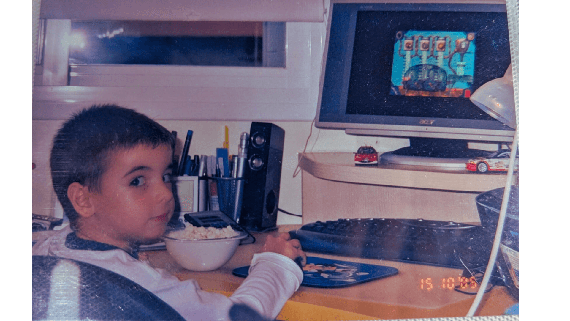Adrián de pequeño jugando al PC