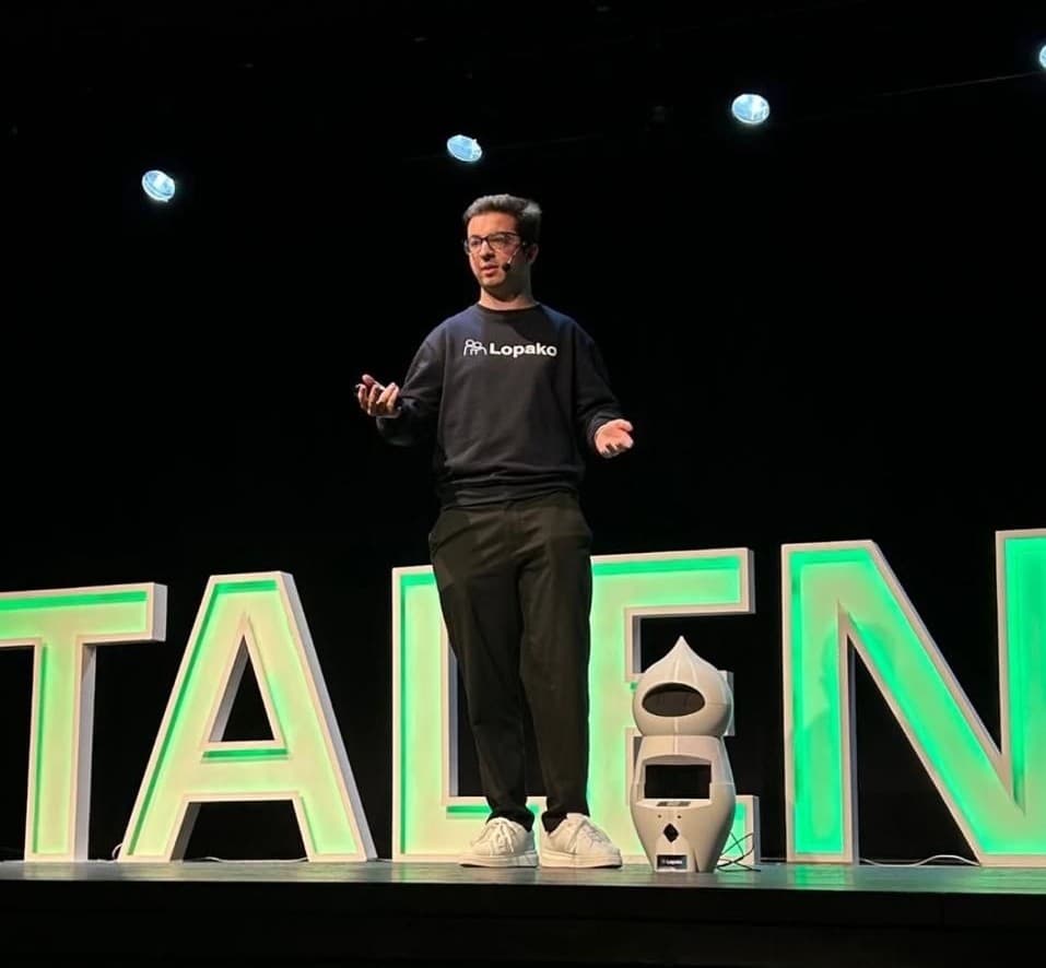Adrián presentando Lopako en Talent Arena